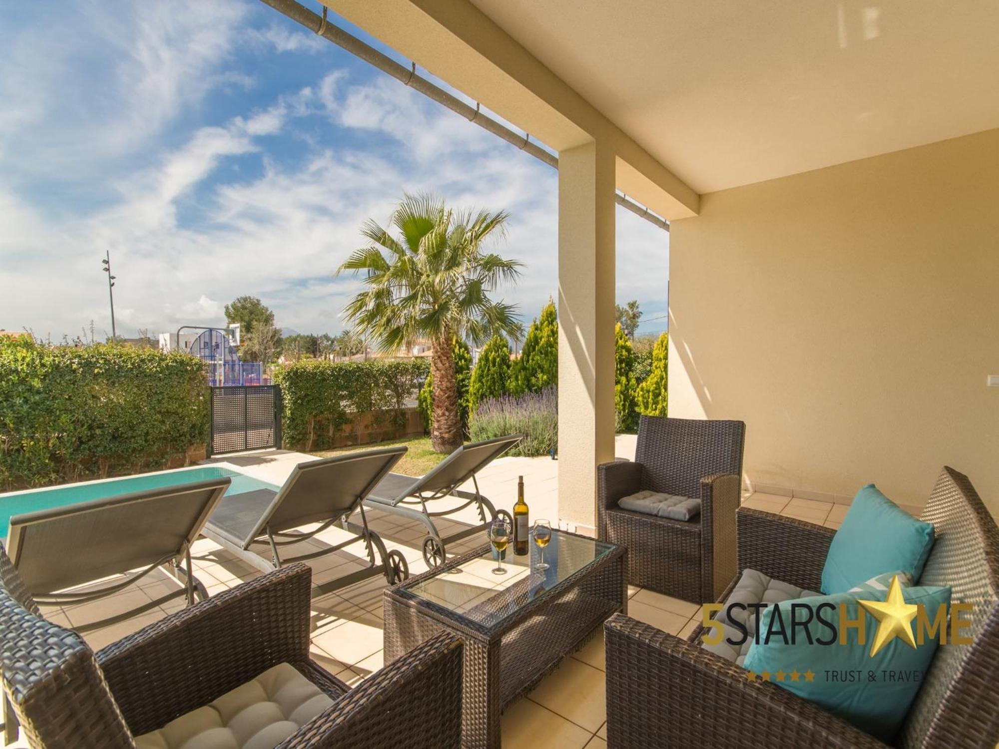 Villa Modern Villa, 210m From Sandy