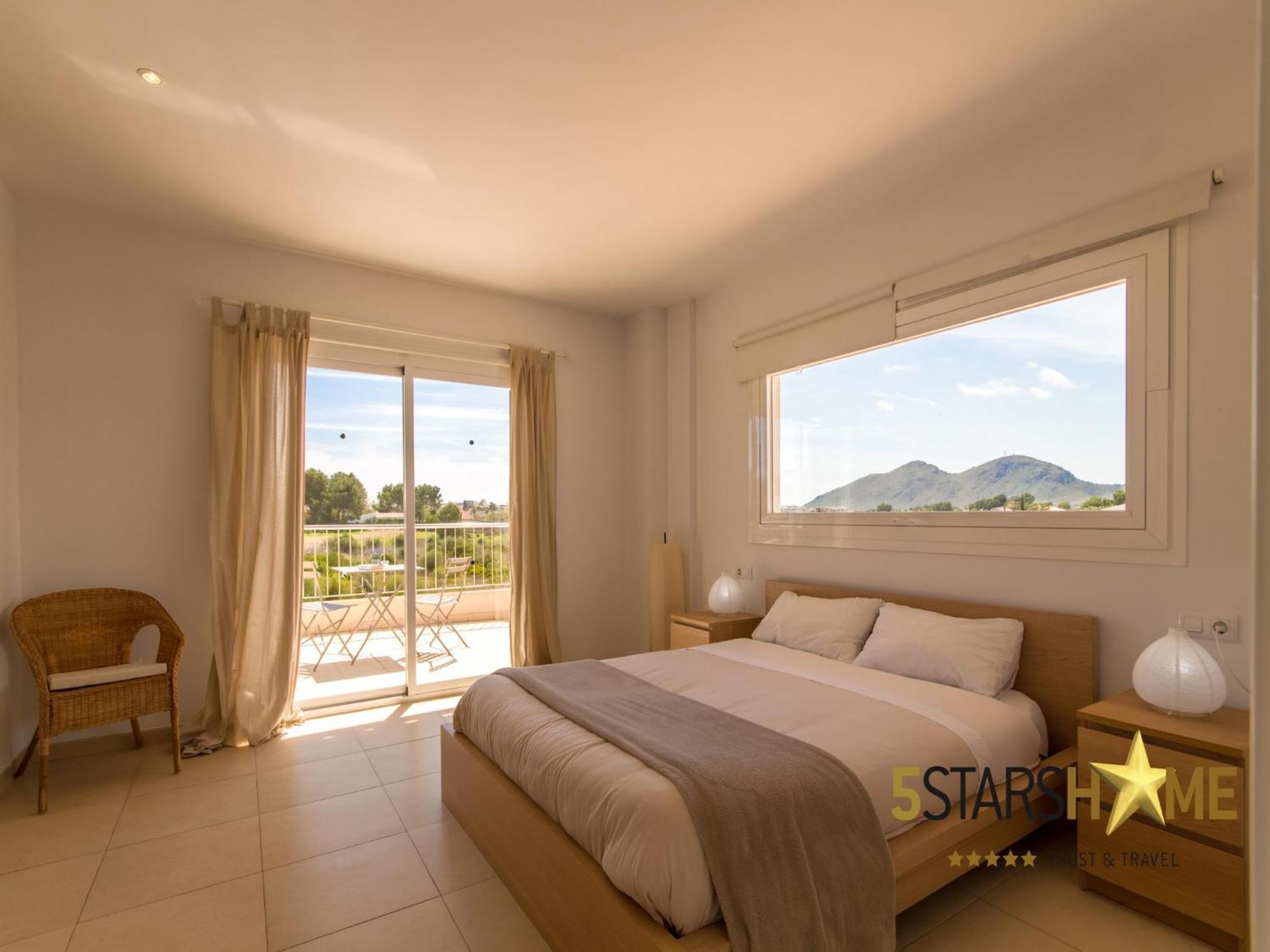 Villa Modern Villa, 210m From Sandy *