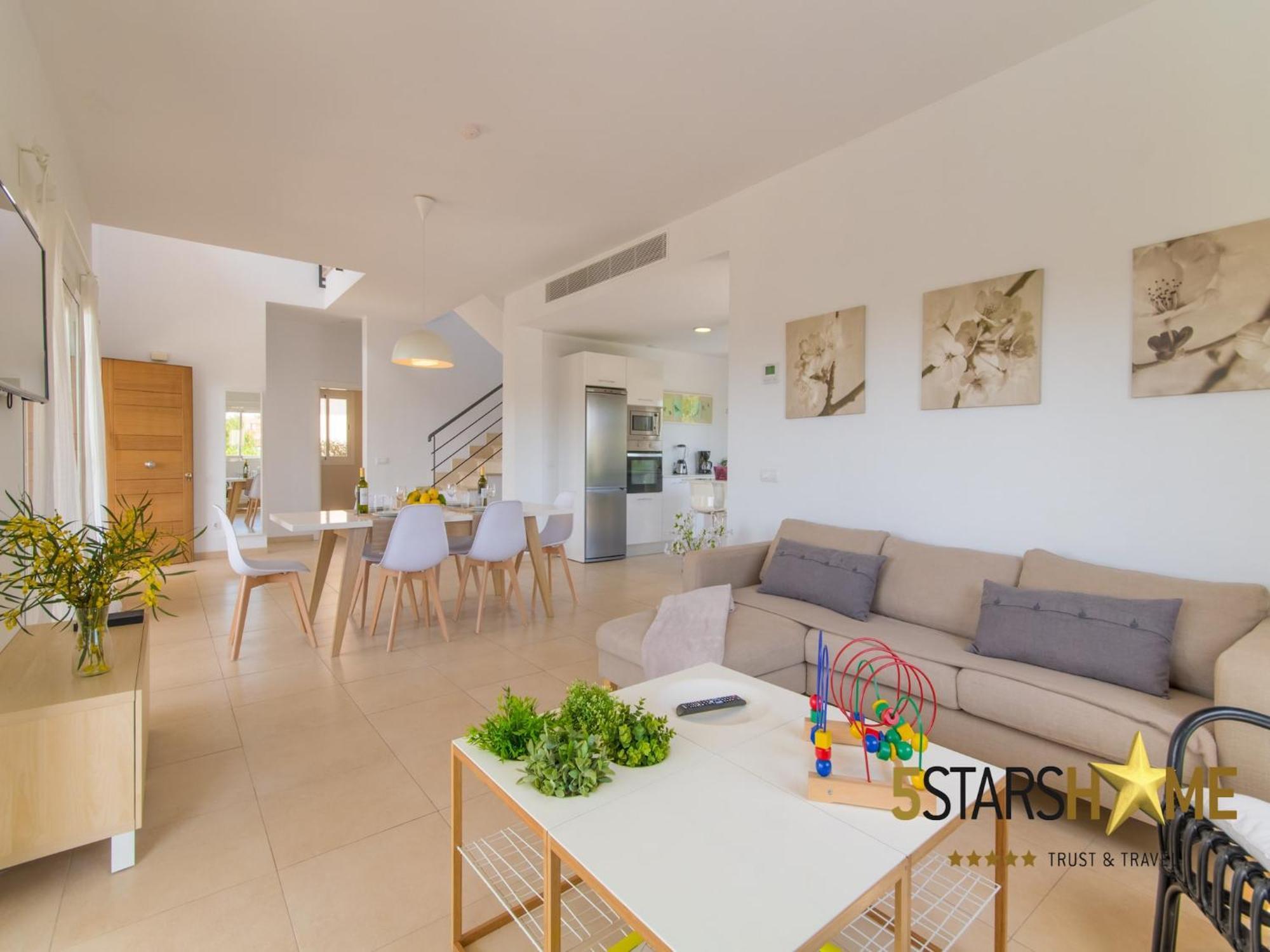Villa Modern Villa, 210m From Sandy