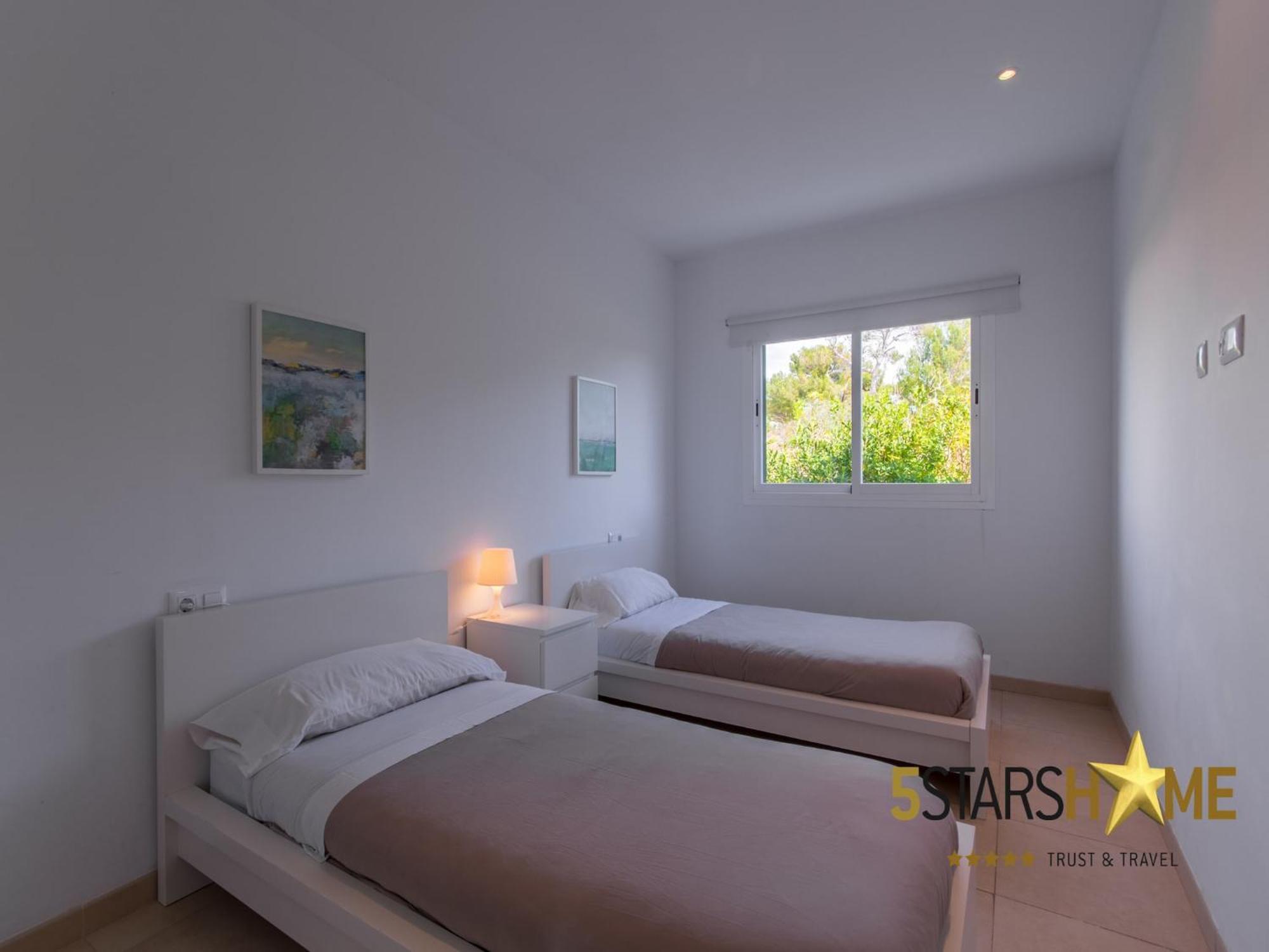 Modern Villa, 210m From Sandy *