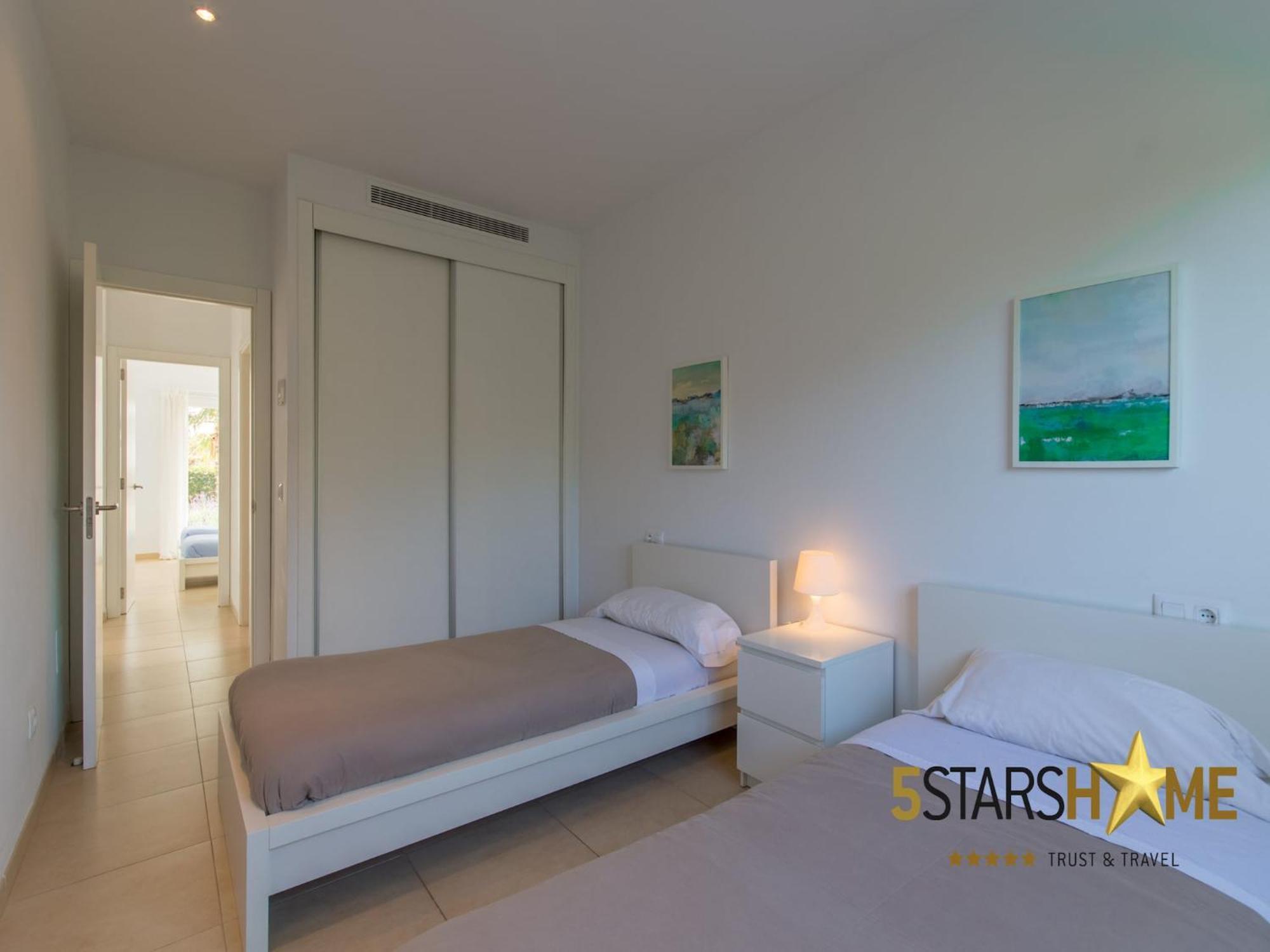 Villa Modern Villa, 210m From Sandy