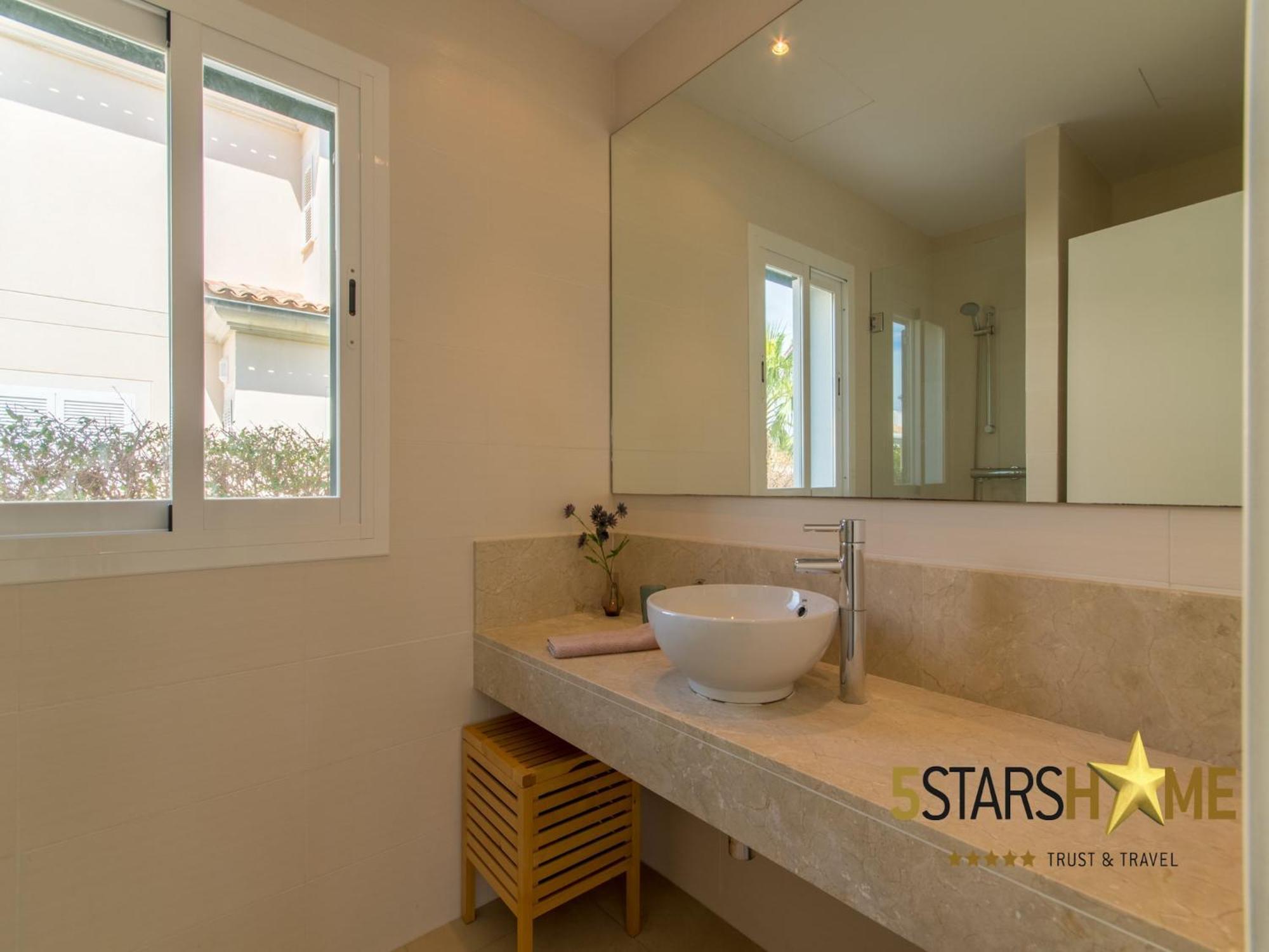 Modern Villa, 210m From Sandy