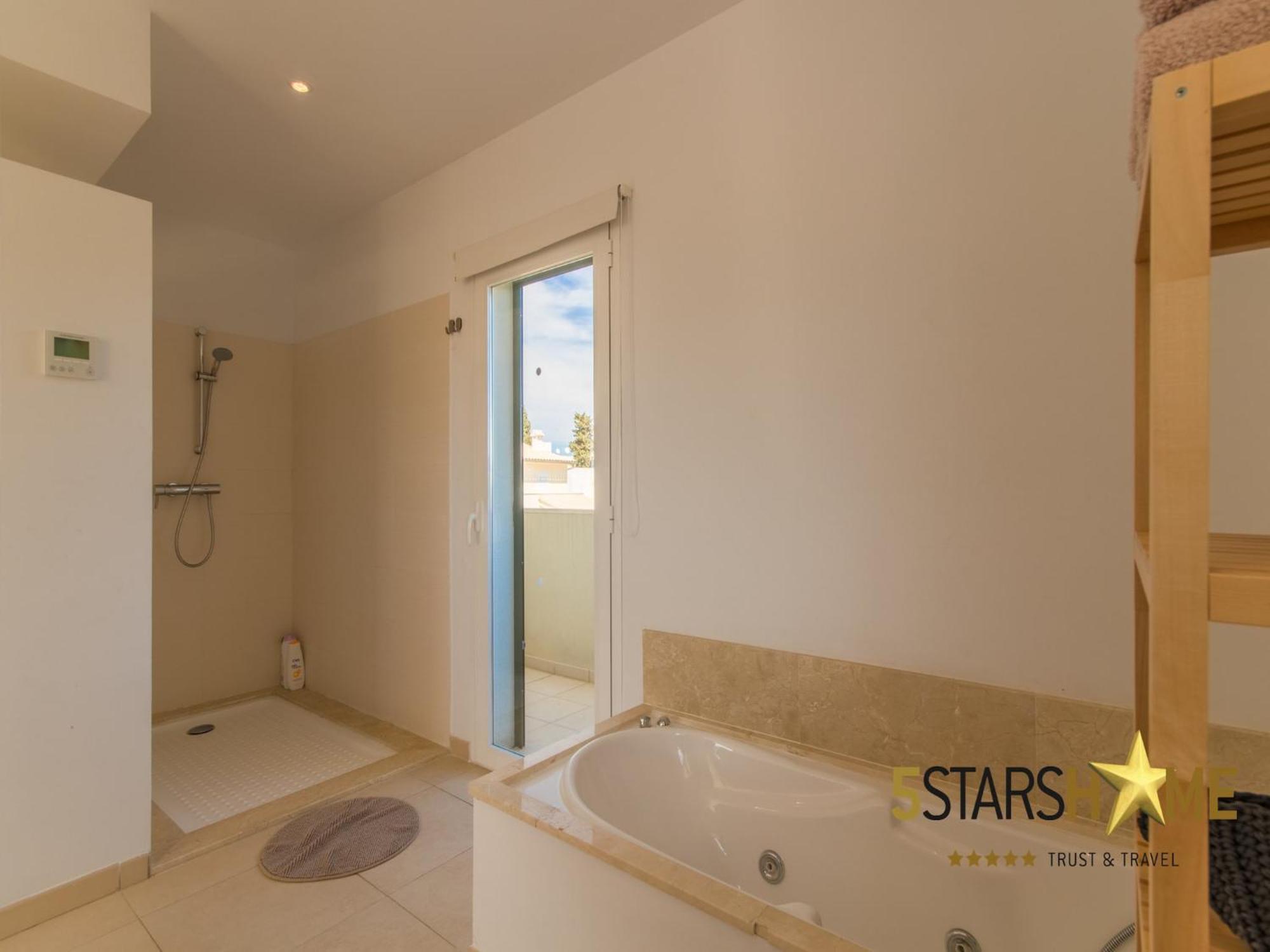 Modern Villa, 210m From Sandy Villa
