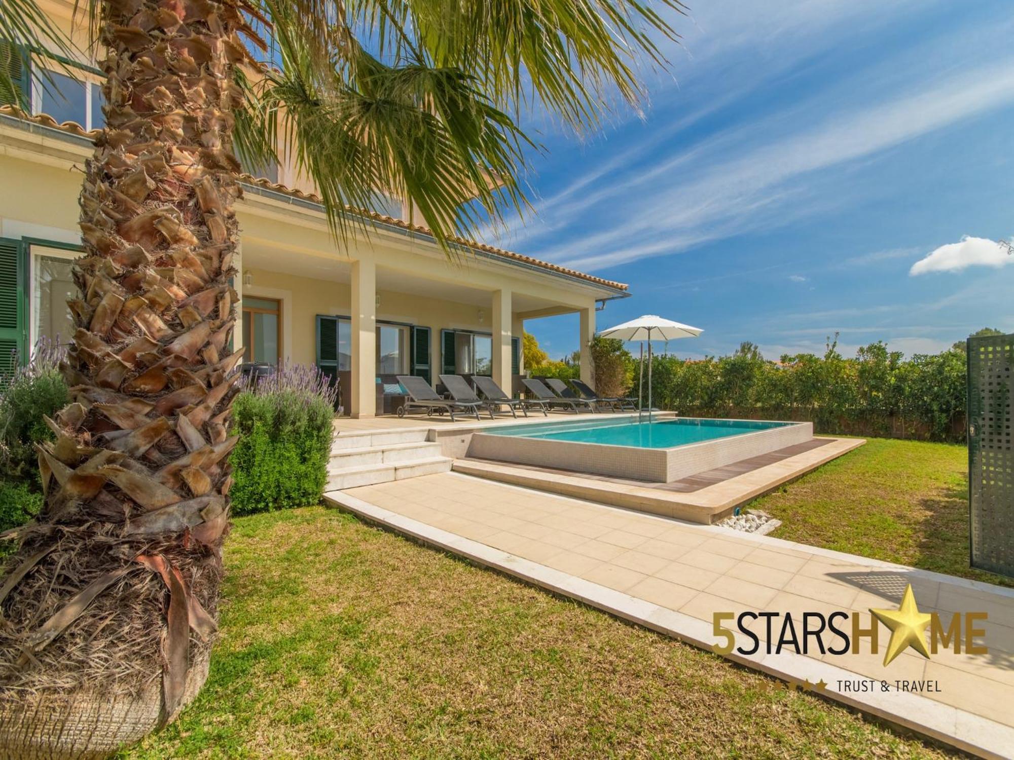 Villa Modern Villa, 210m From Sandy
